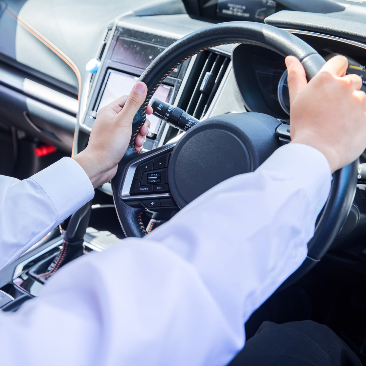 車を運転する写真